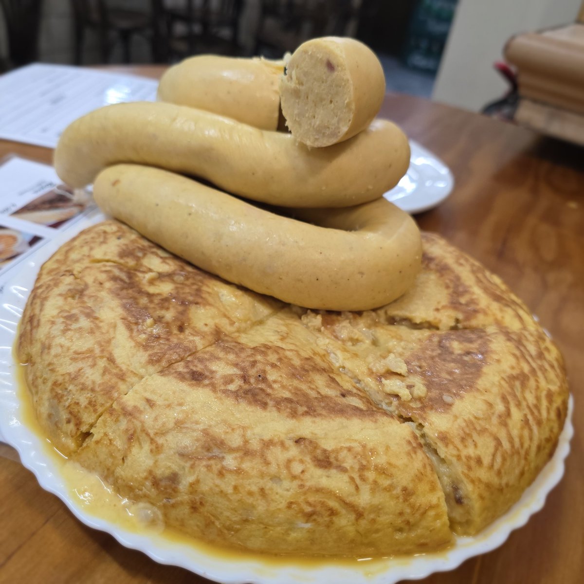 BodegaMontferry's tweet photo. Bon Dijous Gras, avui tenim truita de patata i ceba amb botifarra d'ou, i entrepa de botifarra d'ou. Salut @DO_sants #entrepadeldia https://t.co/opUeM60NH5