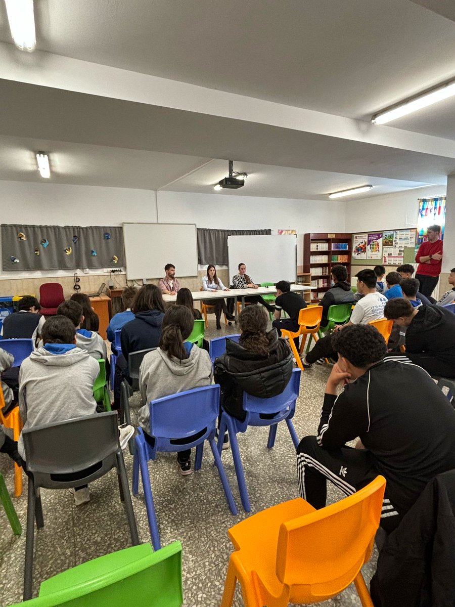 ResidOtazu's tweet photo. Hemos estado en el colegio Maristas Champagnat a dar una pequeña charla vocacional a los estudiantes de 3º y 4º de la ESO sobre los estudios que hemos realizado, salidas profesionales que tienen, así como para darles a conocer cómo es el día a día en una Residencia de mayores. https://t.co/r7WScTAgUb