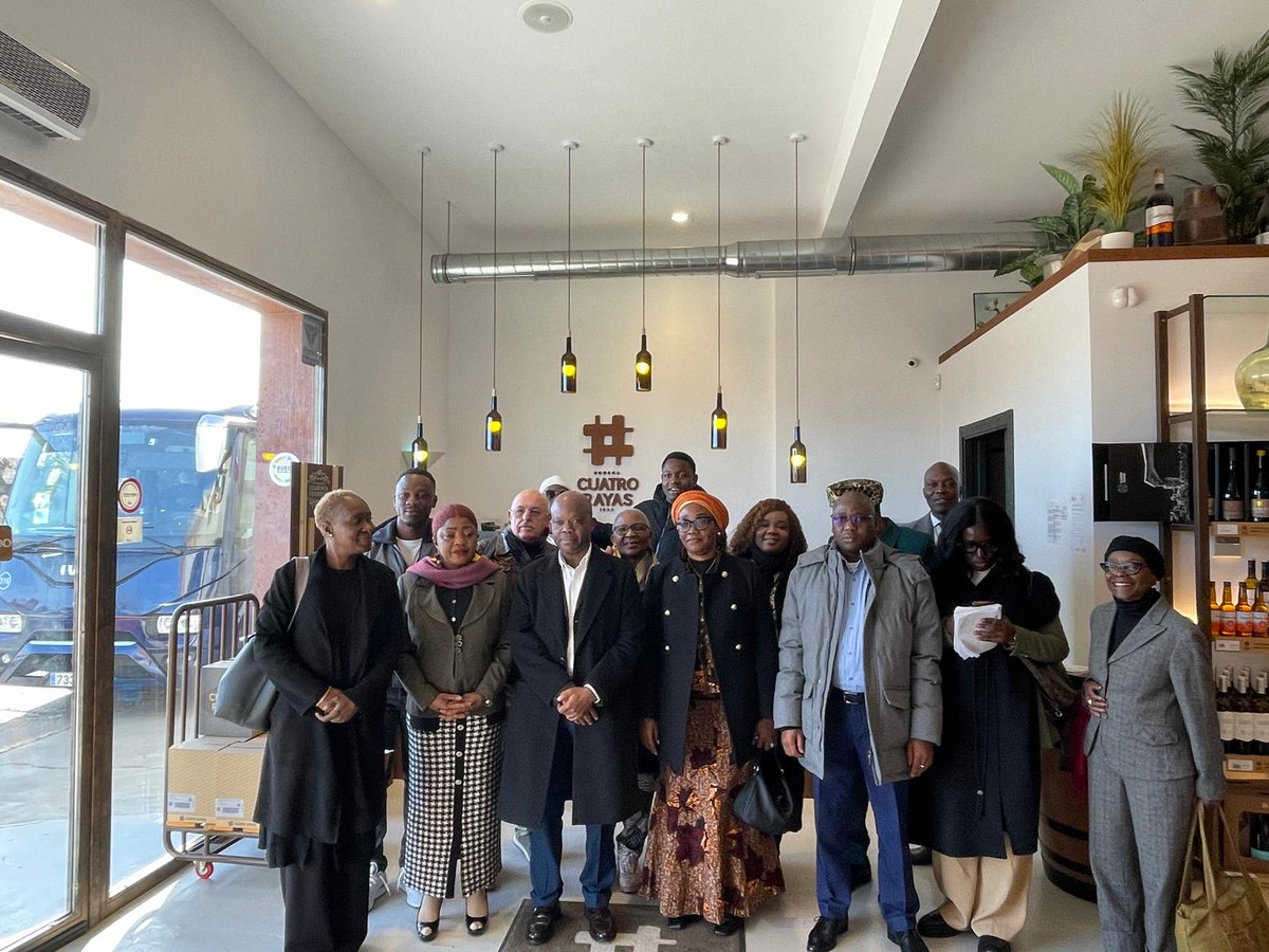 Dentro de #ValladolidConsolida, impulsado junto a <a href="/CEOEValladolid/">CEOE Valladolid</a> e <a href="/ideva_agencia/">Ideva</a>, hemos acompañado a una delegación africana en su visita a <a href="/CuatroRayas/">Bodega Cuatro Rayas</a> e <a href="/INDUSTRIASMAXI/">INDUSTRIAS MAXI</a>  para fomentar la #internacionalización de nuestras empresas.