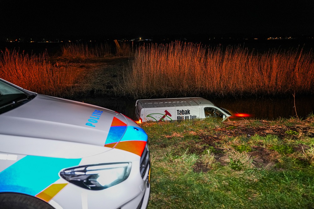 Bestelbus belandt in sloot