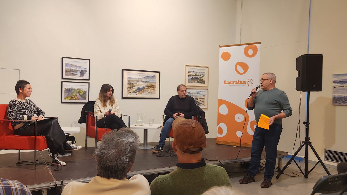 xabierazkue's tweet photo. Osasungintzan euskarak egiten dituen aurrerapenak eta dauzkan erronkak  aletu zizkiguten atzo Zumaian Felix Zubia eta Ruth Salaberria medikuek,  Ana Galarragak gidatuta. @larrainaet https://t.co/434mB0waJw