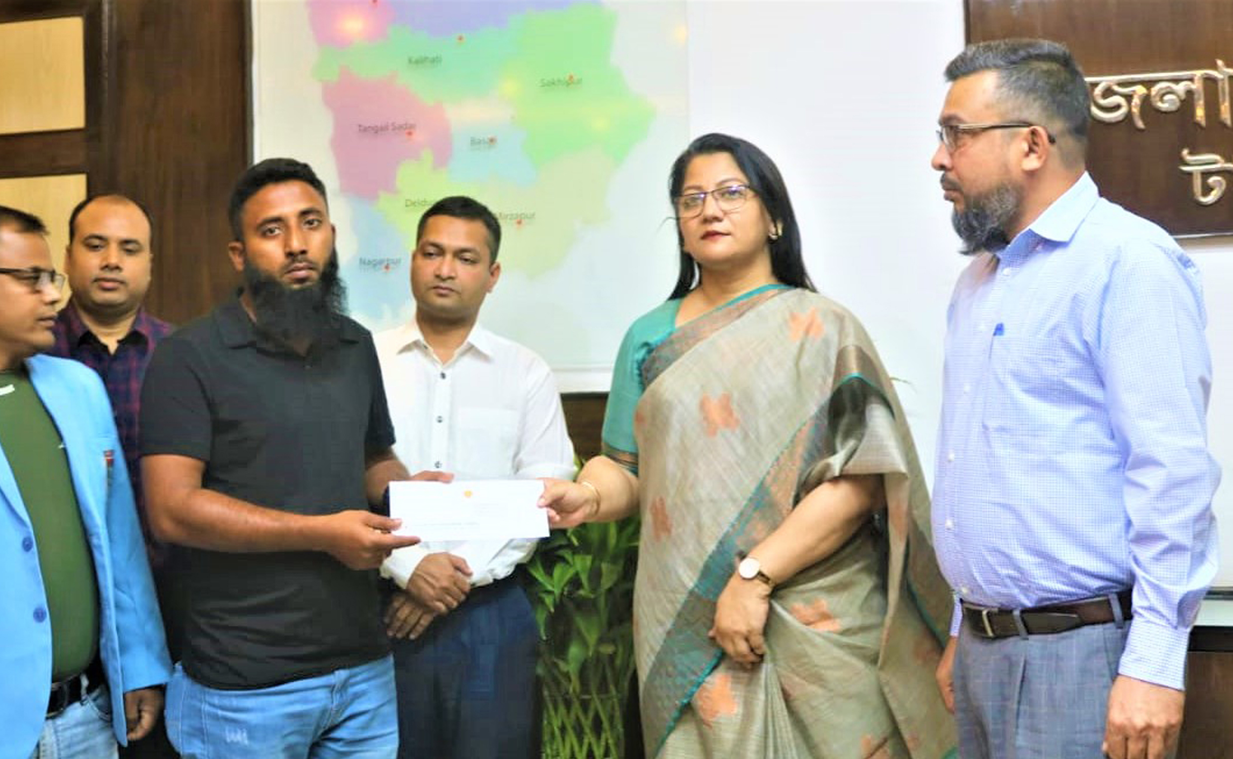 টাঙ্গাইলে দুর্ঘটনায় হতাহতদের পরিবারকে আর্থিক সহায়তা প্রদান