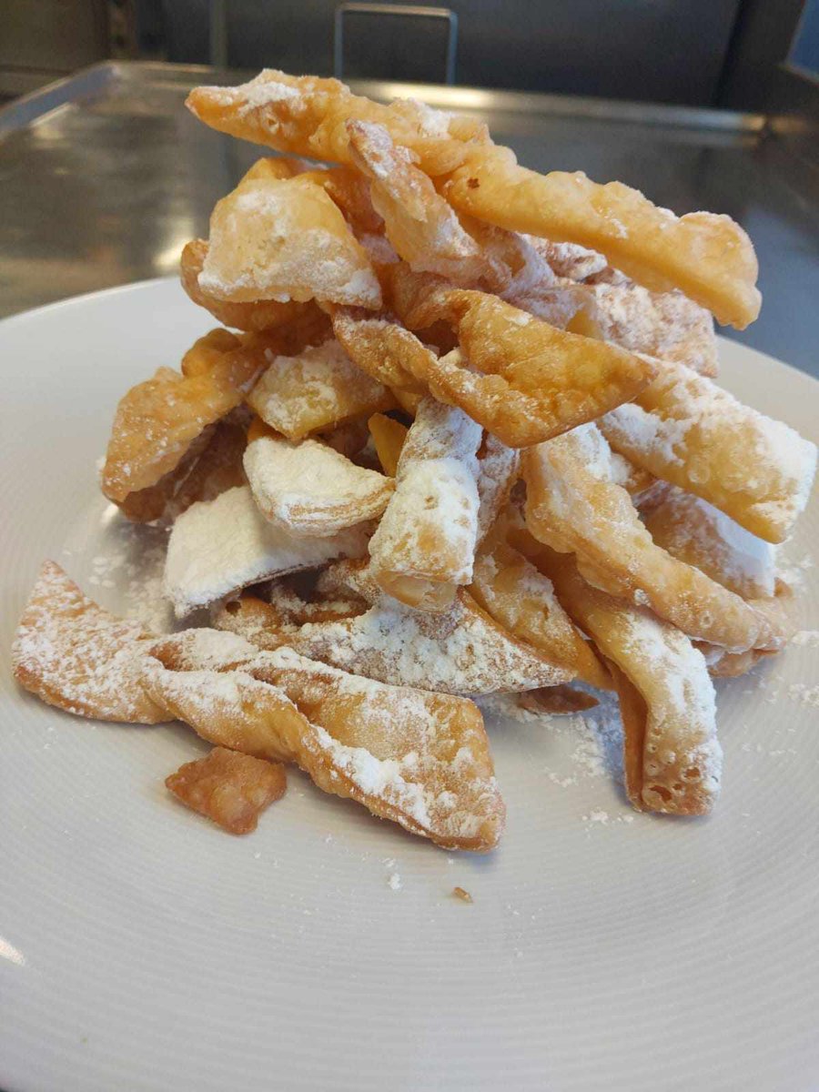 UnityLine's tweet image. 🎉Tłusty Czwartek na pokładzie! Załoga Unity Line cieszy się domowymi faworkami, a my zazdrościmy.😜
🍩It's Fat Thursday on board! The Unity Line crew is enjoying homemade angel wings, adding a sweet boost to the week. Enjoy!🍴
#FatThursday #TłustyCzwartek #UnityLine #Faworki