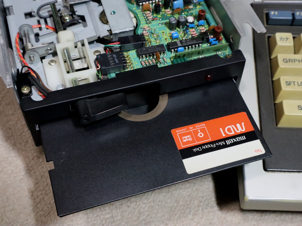 LTM100's tweet image. MZ-2000 に自作の2Dドライブを組み合わせて試験中。
試しに1D(Single Sided)メディアを使っているのに320kB分の読み書きができています。このメディア、1Dと言いながら2Dなの？？
#MZ-2000