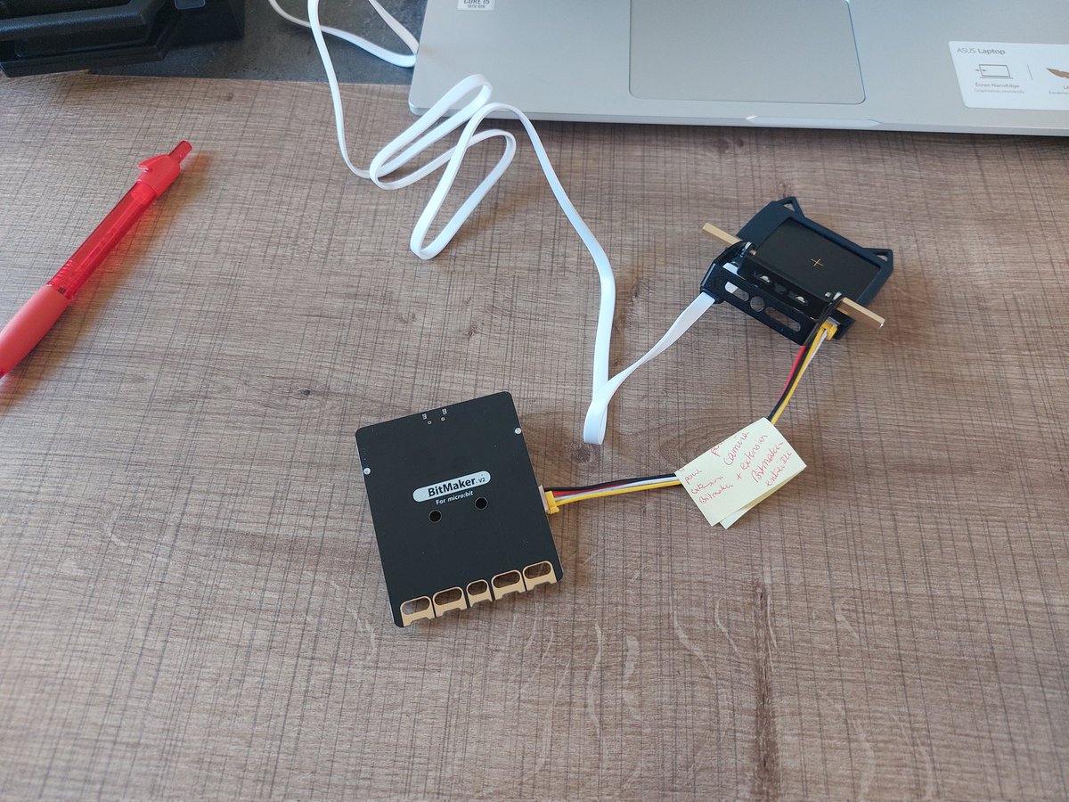 joanriguet's tweet image. Les vacances c'est aussi un temps pour apprendre à utiliser le matériel de la malette #YESWECODE de la fondation @Fond_CGenial