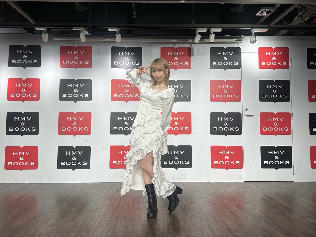 #パレトリコ HMV&amp;BOOKS SHIBUYAさま🌟ありがとうございました!!

トリコと過ごしてる時間が一番すき！　
去年見た時よりも更に素敵な空間が目の前に広がっていて、一緒にどこまでも行きたいと改めて思った。
最高を更新し続けるぞー!!

次回3/1(土)は歌唱ありのリリイベ最後！また渋谷で待ってます☺︎