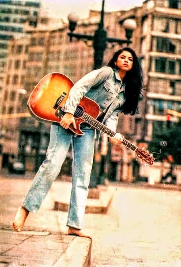 HistoriaFotBog's tweet photo. Shakira en la Avenida Jiménez con Carrera Octava, foto para su álbum pies descalzos, fuente Infobae.... Bogotá año 1995. https://t.co/SY2qHjUrJA