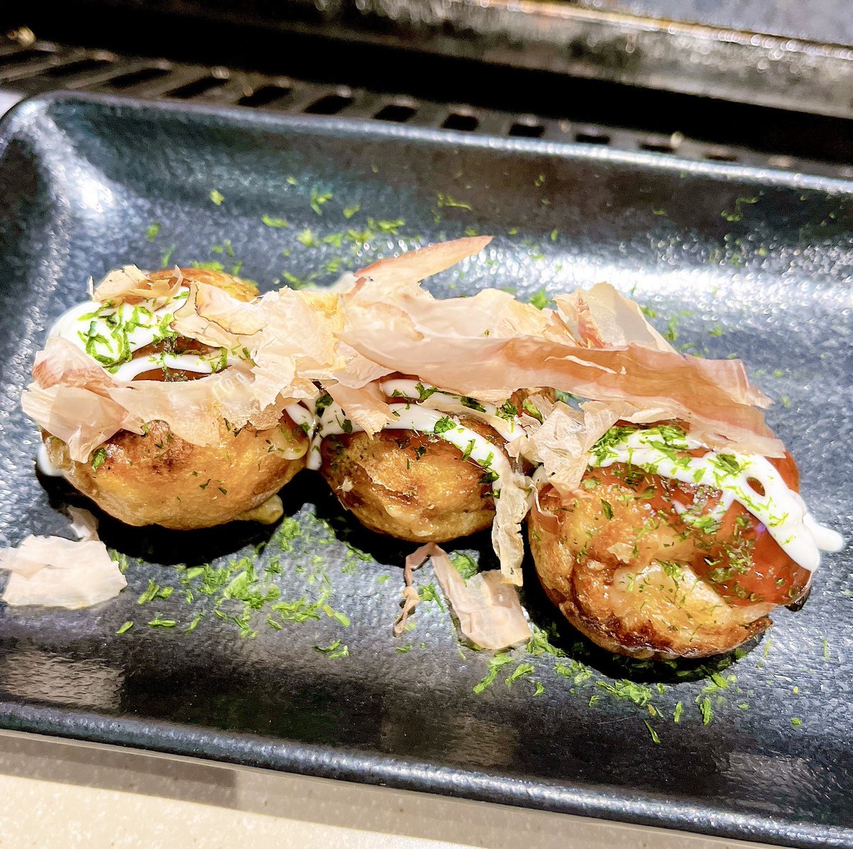 出張先で初見でフラッと入ったタコ焼き屋さんが、まさかセルフ焼きシステムとは思わんやん…🐙💨
店員さんが液をナミナミ注ぎ、その後はひとりで必死の格闘スタート……大阪コワイ。。😭
次からは完成品が出てくるお店にしよう…😂でも見た目は残念だけど、味は美味しかった！