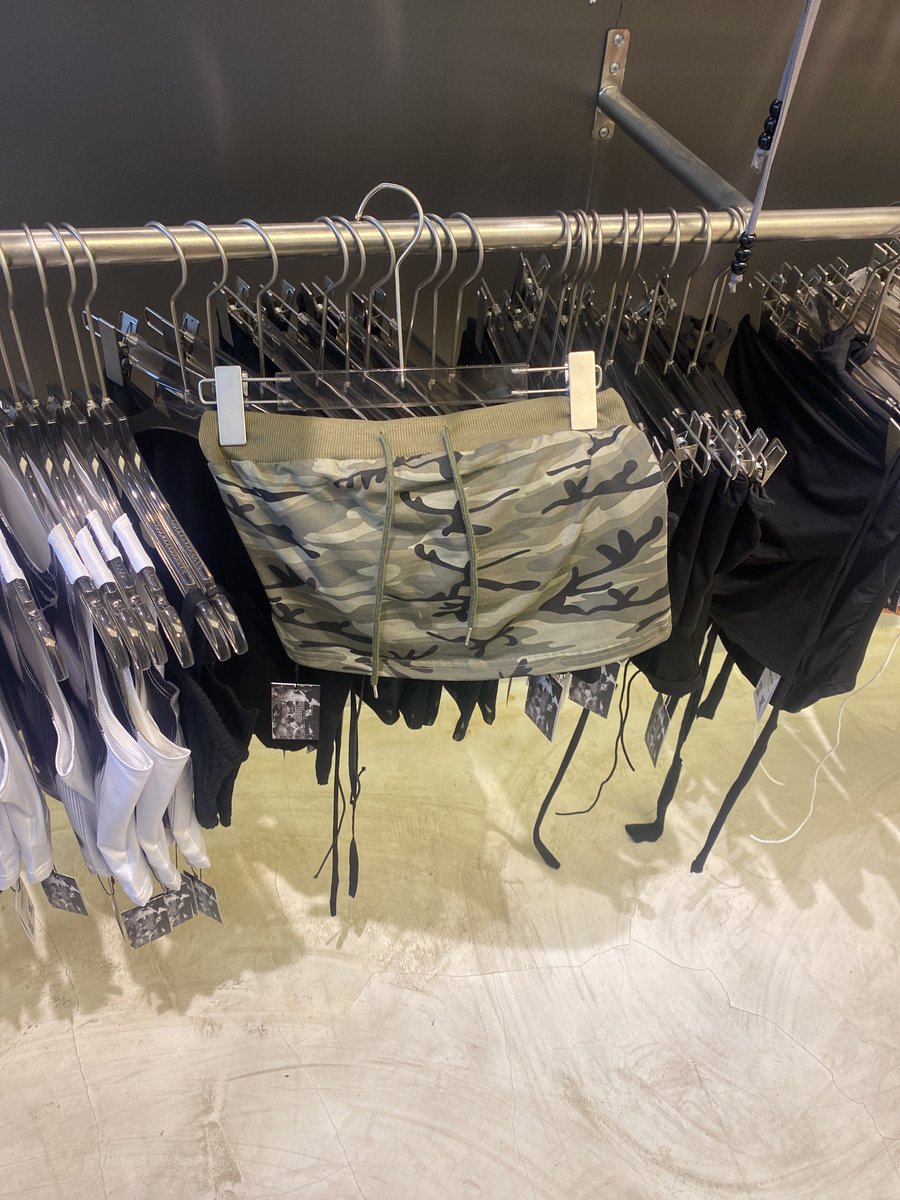 베트남 나트랑 가면 여기 가보셈 
알리에서 파는거 많리 파는데 알리보다 더 쌌음 
사고싶은거 알리 사진 검색 후 가격 비교해서 삿음 .. 
근데 브랜드 짭도 있어서 잘 보고 사야댐