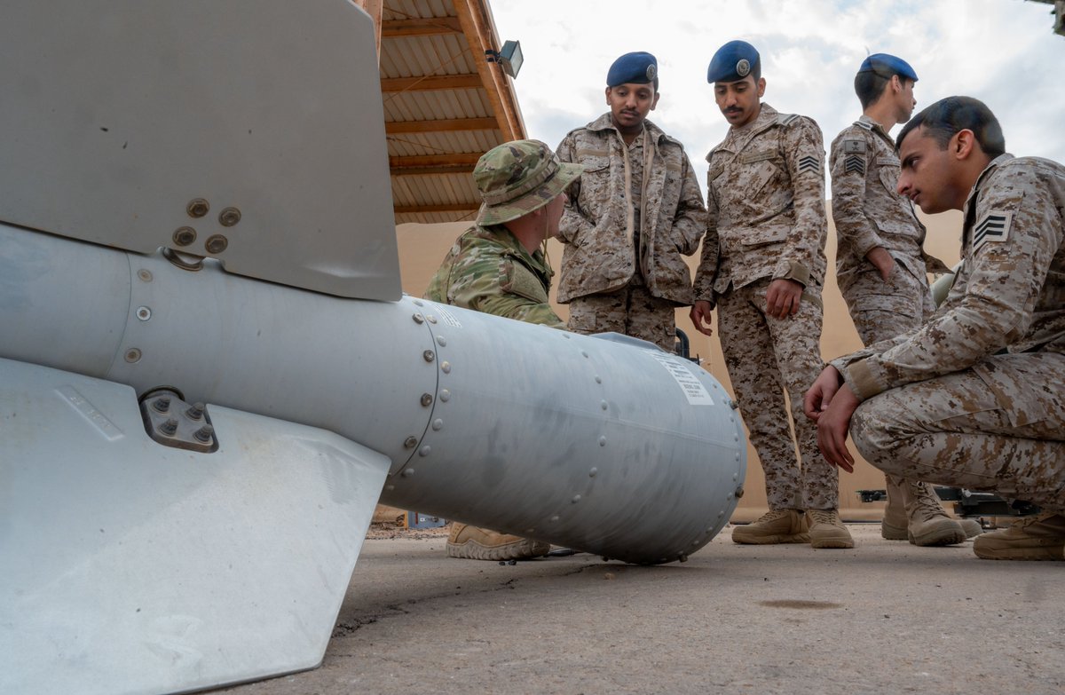 CENTCOMArabic's tweet image. يجري فنيّو صيانة القوات الجوية الأمريكية ونظراؤهم السعوديون تدريباً متكاملاً على تجميع الذخائر ضمن نطاق مسؤولية #القيادة_المركزية_الأمريكية.