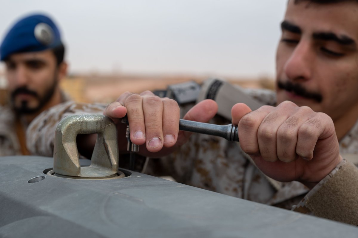 CENTCOMArabic's tweet image. يجري فنيّو صيانة القوات الجوية الأمريكية ونظراؤهم السعوديون تدريباً متكاملاً على تجميع الذخائر ضمن نطاق مسؤولية #القيادة_المركزية_الأمريكية.