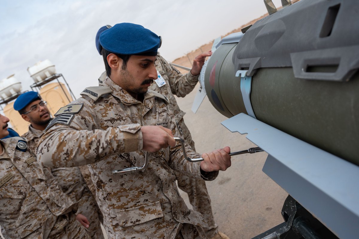 CENTCOMArabic's tweet image. يجري فنيّو صيانة القوات الجوية الأمريكية ونظراؤهم السعوديون تدريباً متكاملاً على تجميع الذخائر ضمن نطاق مسؤولية #القيادة_المركزية_الأمريكية.