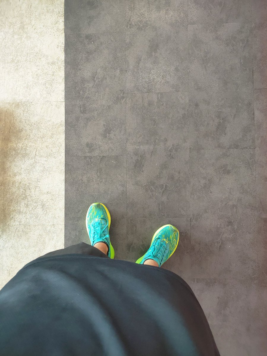 Baru sadar, sepatu lari yang beli diawal tahun sudah berlari 300km