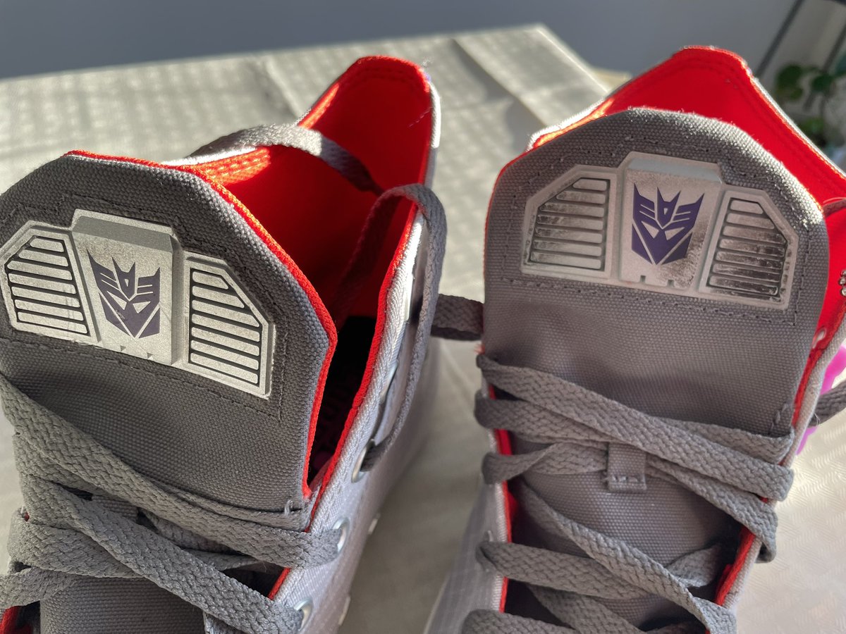 AGTMIB's tweet image. Après les bons….. je me suis aussi achetées les méchants! #Rires #Souvenirs @Converse #Transformers #Smile Merci pour le rabais @footlocker