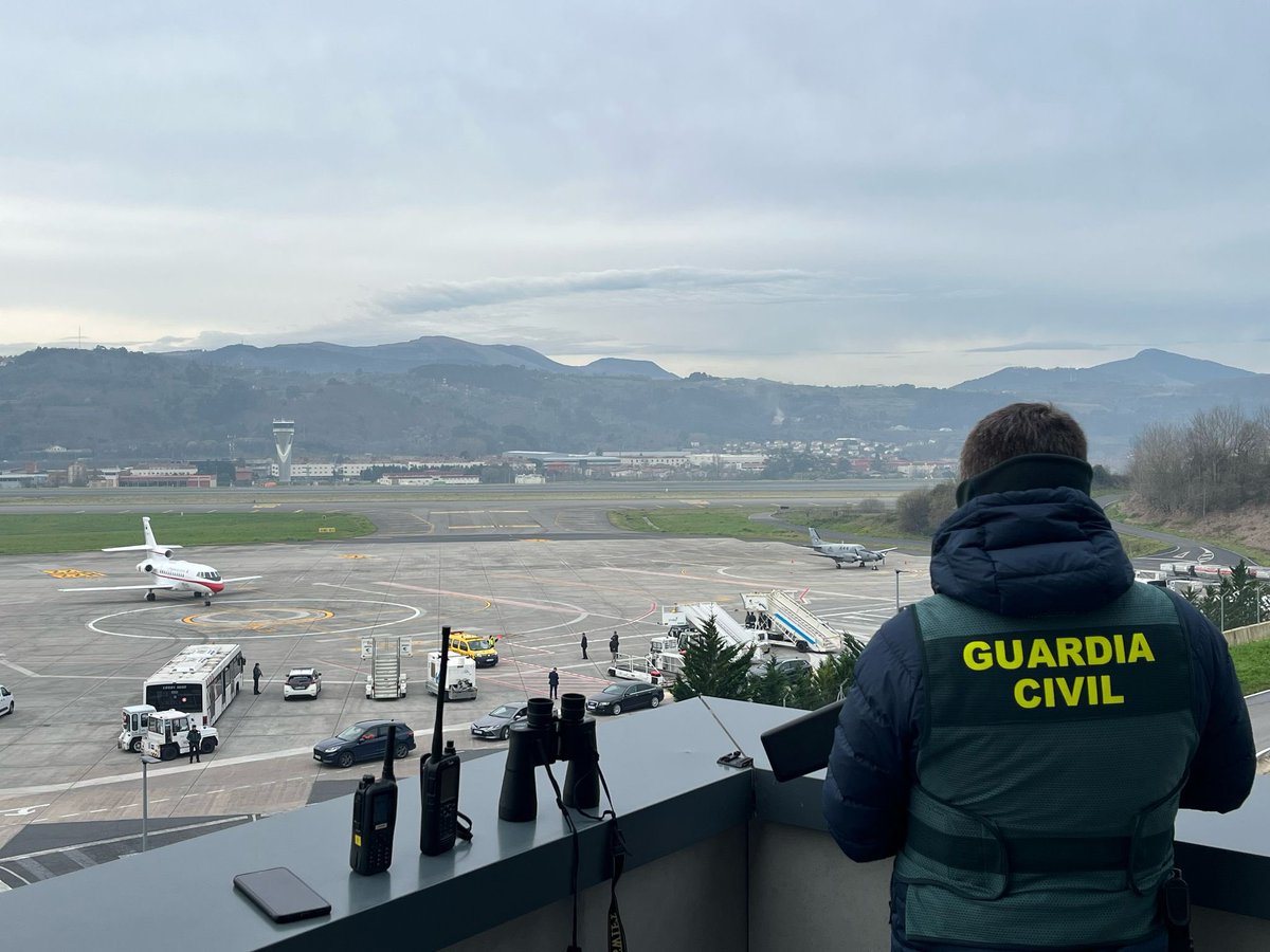 gcivilbizkaia's tweet image. (1/2)
🛩️👮‍♂️Realizamos un dispositivo  de seguridad en el #aeropuertodebilbao con motivo de la visita del presidente del Gobierno a las instalaciones de la compañía @ITPAero en #Zamudio.
#ParaServirYProteger#062
#FiscalyFronteras 
#Gedex
#Pegaso
#Nur
#guardiacivil