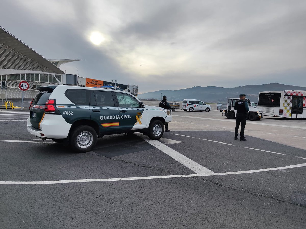 gcivilbizkaia's tweet image. (1/2)
🛩️👮‍♂️Realizamos un dispositivo  de seguridad en el #aeropuertodebilbao con motivo de la visita del presidente del Gobierno a las instalaciones de la compañía @ITPAero en #Zamudio.
#ParaServirYProteger#062
#FiscalyFronteras 
#Gedex
#Pegaso
#Nur
#guardiacivil