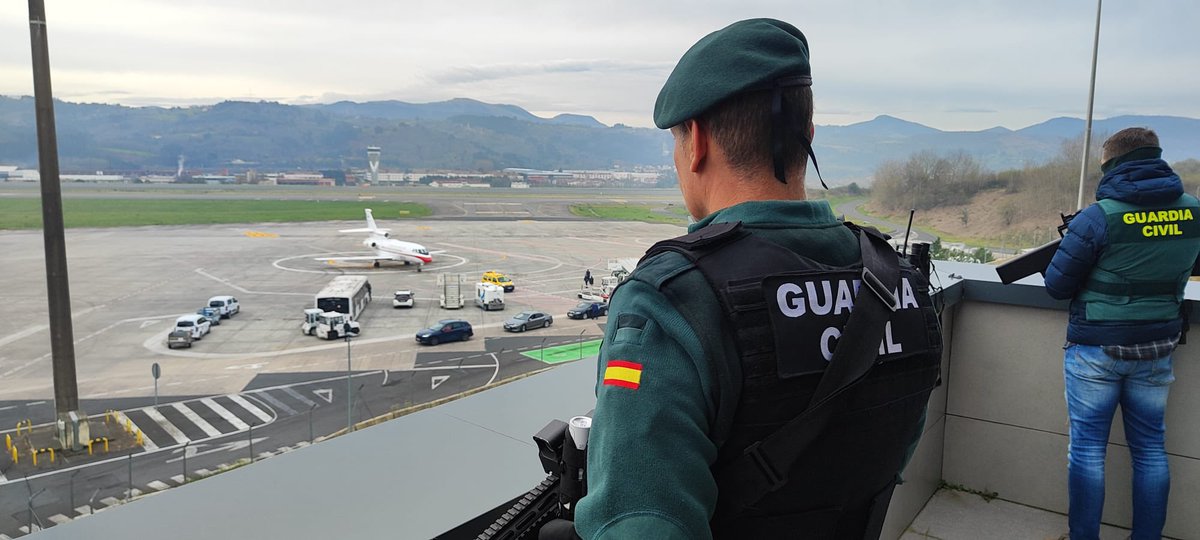 gcivilbizkaia's tweet image. (1/2)
🛩️👮‍♂️Realizamos un dispositivo  de seguridad en el #aeropuertodebilbao con motivo de la visita del presidente del Gobierno a las instalaciones de la compañía @ITPAero en #Zamudio.
#ParaServirYProteger#062
#FiscalyFronteras 
#Gedex
#Pegaso
#Nur
#guardiacivil