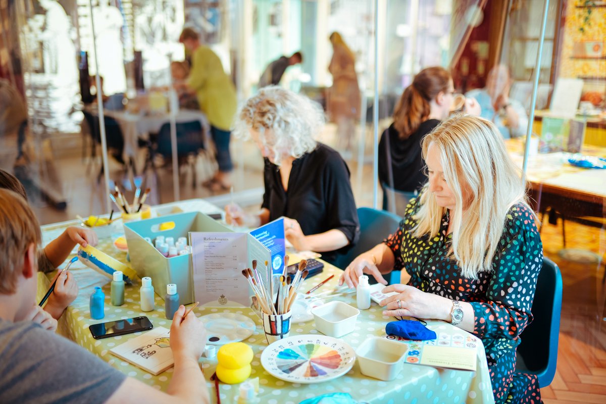 TheMoRW's tweet image. 🎨Celebrate Mother's Day with a creative twist!🎨
Bring Mum along for a special PYOP session  at #TheMoRW! Choose your piece , paint together, and create memories to last a lifetime🥰
📸Tag us in your creations!
…-of-royal-worcester.arttickets.org.uk/museum-of-roya…
 #malvernhour #severnarts #meadowarts #pyop