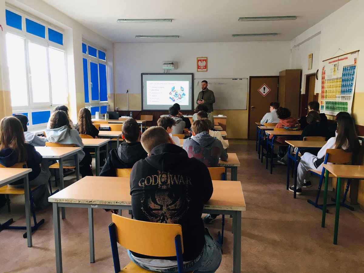 Cyberbezpieczeństwo w szkołach z <a href="/nbppl/">Narodowy Bank Polski</a> to było wyzwanie! 🤯 

W tym tygodniu prowadziłem szkolenie w Szkole Podstawowej nr 247 im. Kazimierza Lisieckiego “Dziadka”, najtrudniejsze wystąpienie od dawna. 

Młodzież niby wie, a jednak nie do końca. Punkt zwrotny? Kod QR 📱 i pokaz,