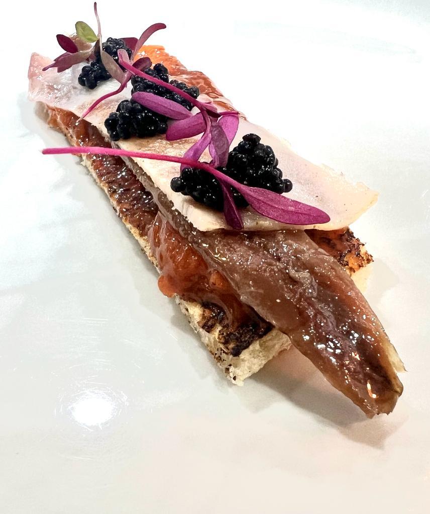 Esta semana te invitamos a probar

🐟 Anchoa del Cantábrico "certificada", de alta calidad, con 8 meses de maduración.
🥖 Servida sobre pan tostado, con nuestra mantequilla de sobrasada ibérica (elaboración propia).
🥓 Acompañada de un velo de papada ibérica y huevas…