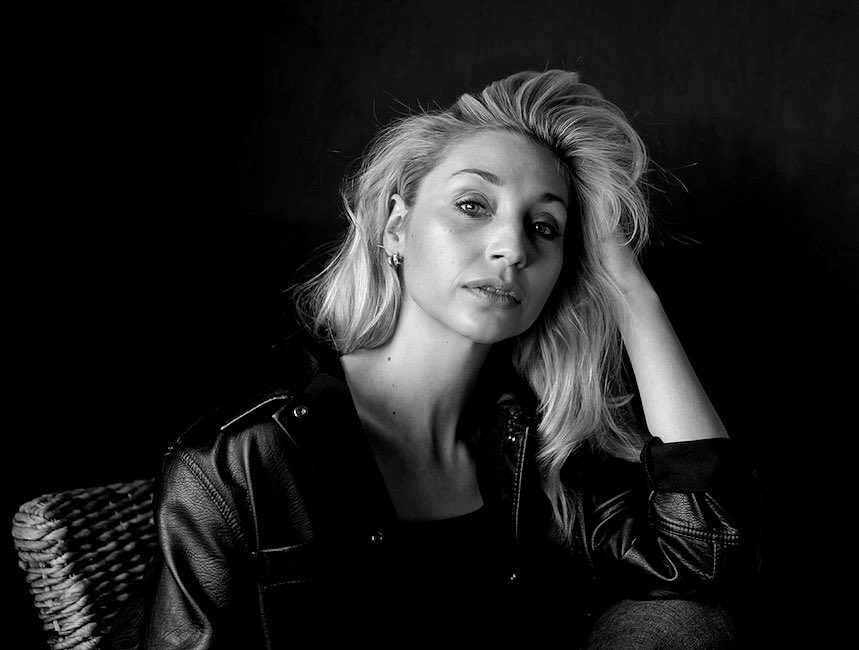 Da ich als Portrait und Hochzeitsfotograf unterwegs bin, möchte ich natürlich dann hier auch einige meiner Arbeiten präsentieren. 
Mein Herz gehört der schwarz weiß Fotografie und ich hoffe das findet hier ein wenig Anklang. 
#fotografie #portraitphotography #schwarzweiss