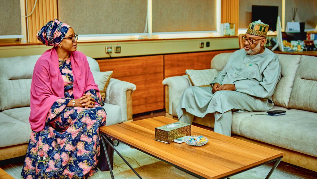 UbaMaigari1's tweet photo. On Tuesday, 25th February 2025, the Director General of the North West Governors Forum, Hajia Maryam Musa Yahaya, paid a courtesy visit to the Honourable Minister of State for Regional Development, His Excellency Uba Maigari Ahmadu. https://t.co/B6UCmguBtI