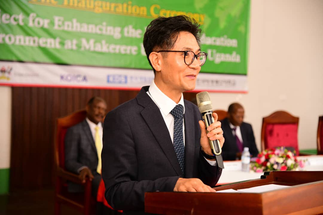 Makerere University News (@makererenews) on Twitter photo The Vice Chancellor, <a href="/ProfNawangwe/">Barnabas Nawangwe</a>, and the Korean Ambassador, H.E. Park Sung-oo, have reaffirmed the importance of investing in distance learning technologies and infrastructure. The USD 12.2 million KOICA project will not only transform Makerere’s distance learning environment The Vice Chancellor, <a href="/ProfNawangwe/">Barnabas Nawangwe</a>, and the Korean Ambassador, H.E. Park Sung-oo, have reaffirmed the importance of investing in distance learning technologies and infrastructure. The USD 12.2 million KOICA project will not only transform Makerere’s distance learning environment