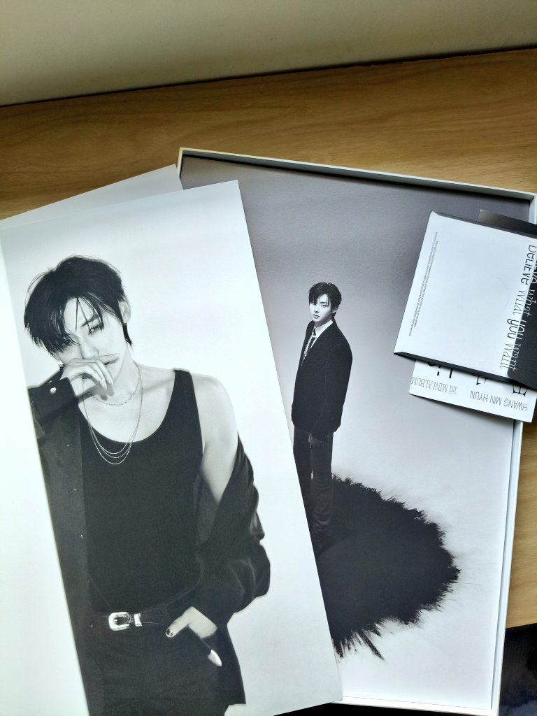 ซื้อกรอบรูปแบบแม่เหล็กขนาด A3 มา พอดีกับรูปในบั้ม deluxe ver. ของมินฮยอนเลย เบื่อรูปนี้ก็เปลี่ยนใหม่ง่ายม้าก