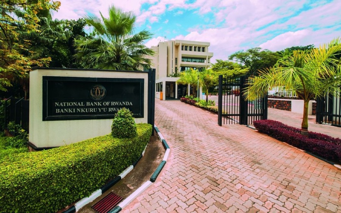 UKWELITIMES's tweet image. 🚨UBUKUNGU: Banki Nkuru y’u Rwanda #BNR na Banki Nkuru ya Ghana, ku bufatanye n’Ikigo Global Finance and Technology Network #GFTN cyo muri Singapore, batangije urubuga rushya rw’ikoranabuhanga rigezweho mu kwishyurana ryambukiranya imipaka, ryitezweho guteza imbere ubukungu