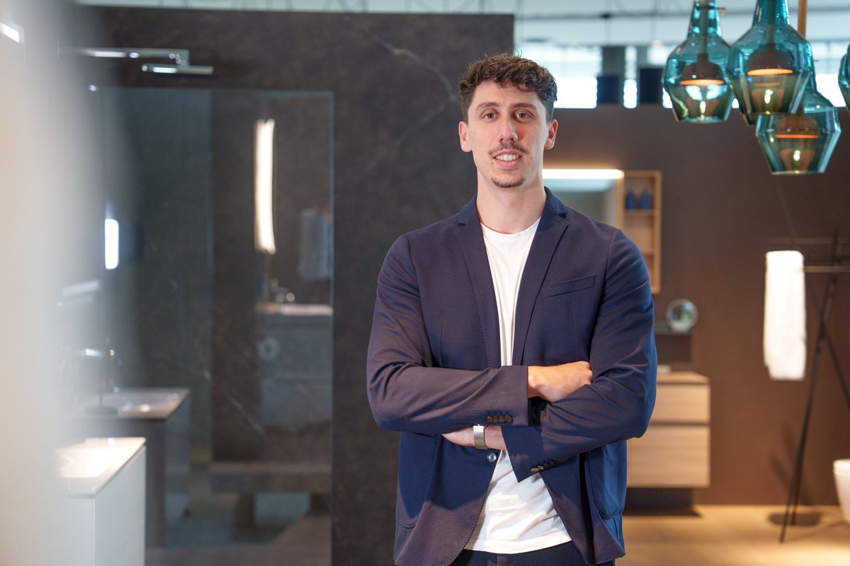 Wie gelingt der Einstieg in eine Vertriebskarriere? Als erster Teilnehmer des neuen Sales Development Programms von Geberit gibt David Delibato Einblick in seine Erfahrungen in der Welt des Vertriebs und in die vielen Facetten des Programms. 👉 geberit.com/einblicke/sale…