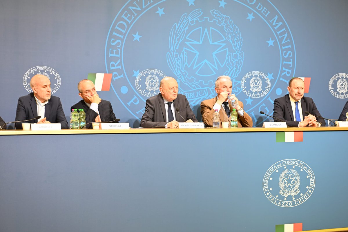 ENEAOfficial's tweet photo. “Il settore dell’#aviazione è pronto più di altri per la decarbonizzazione e sta facendo cose concrete, già in essere”. Così il DG ENEA Giorgio #Graditi al convegno “Il sistema Italia per la riconciliazione del trasporto aereo con l’ambiente”, organizzato con #ENAC e #GSE. https://t.co/MejhjWouSJ