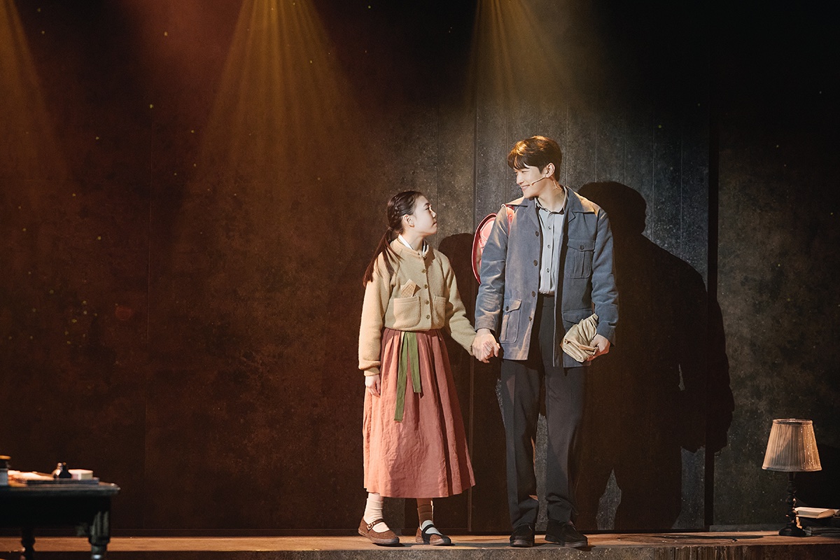 lovethemusical's tweet photo. #더뮤지컬 RT+팔로우 이벤트 🎁

“세 사람을 연결해 주던 종이비행기가 관객들을 향해 날아가며 준희와 정우의 시뿐만 아니라 ‘나로서 살아간’ 그들의 마음이, 그 시절에 존재했던 수많은 ‘무명’의 흔적들이 계속해서 앞으로, 현재로, 또 미래로 나아가고 있다는 상상을 하게 되었습니다. 그렇게 커튼콜의 마지막 순간이 만들어졌습니다.”

‘나로서 살아간다는 것’에 대해 끊임없이 고민한 준희와 연희, 그리고 정우의 이야기📝 뮤지컬 <무명, 준희>가 오는 4월 6일까지 링크아트센터드림 드림2관에서 공연됩니다! 이기쁨 연출가의 연출 노트를 더뮤지컬 웹사이트에서 확인해 보세요✨

🔗https://t.co/dVm1ecj4bh

-

더뮤지컬 계정을 팔로우 하고, 해당 게시물을 RT 해주신 분 중 추첨을 통해 <무명, 준희> 공연에 초대합니다❤️

참여 기간: ~3/6(목)
초대 일시: 3/15(토) 19:00
초대 인원: 5쌍(1인 2매)