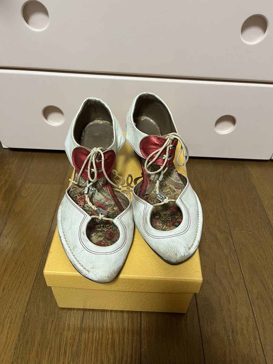 たぶん、買って20年くらい経ってるサンダル。お気に入りだけど、ボロボロだから、今までありがとうございました！お気に入りすぎて、これでユニバ行って脚がもうとんでもないことになったのは、いい思い出。