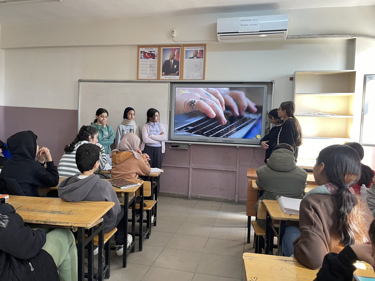 Hani “Su Gönüllüleri Çocuk Gazetesi”projemiz kapsamında akran eğitimi provalarına başladık. Yakında İlçemiz diğer okullarında da akran eğitimine başlayacağız. Ayrıca proje kapsamımda yayınlayacağımız “Çocuk Gaztesi”için hazırlıklarımız devam ediyor.<a href="/SuYonetimi/">Su Yönetimi Genel Müdürlüğü</a> <a href="/hanimem21800/">Hani İlçe Milli Eğitim Müdürlüğü</a>