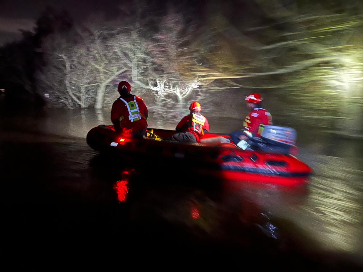 BANES_Fire's tweet image. #whitewatch ⚪️ crews from @BANES_Fire and Bedminster have been applying and refining their search and rescue skills/ techniques this tour in a night exercise. Crews worked in challenging conditions to develop their 🚤 and casualty handling skills. @AFRSTraining