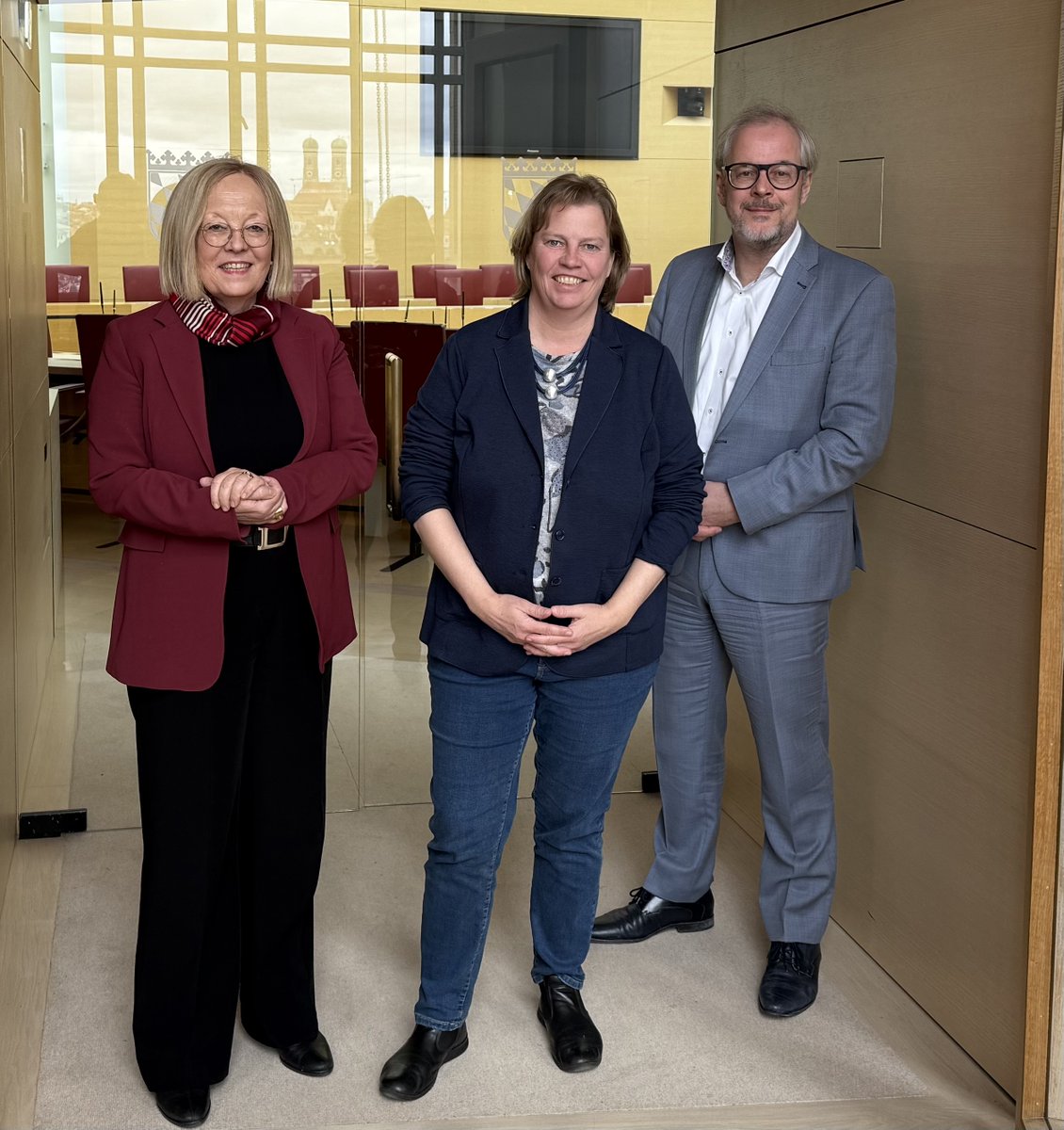 #AOKBayern im Dialog: Wir tauschen uns regelmäßig mit der Politik zu aktuellen Themen aus. Vorstandsvorsitzende Dr. Irmgard Stippler traf sich diesmal mit  Ruth Waldmann (SPD), stv. Vorsitzende des Ausschusses für Gesundheit und Pflege, im Bayerischen Landtag.