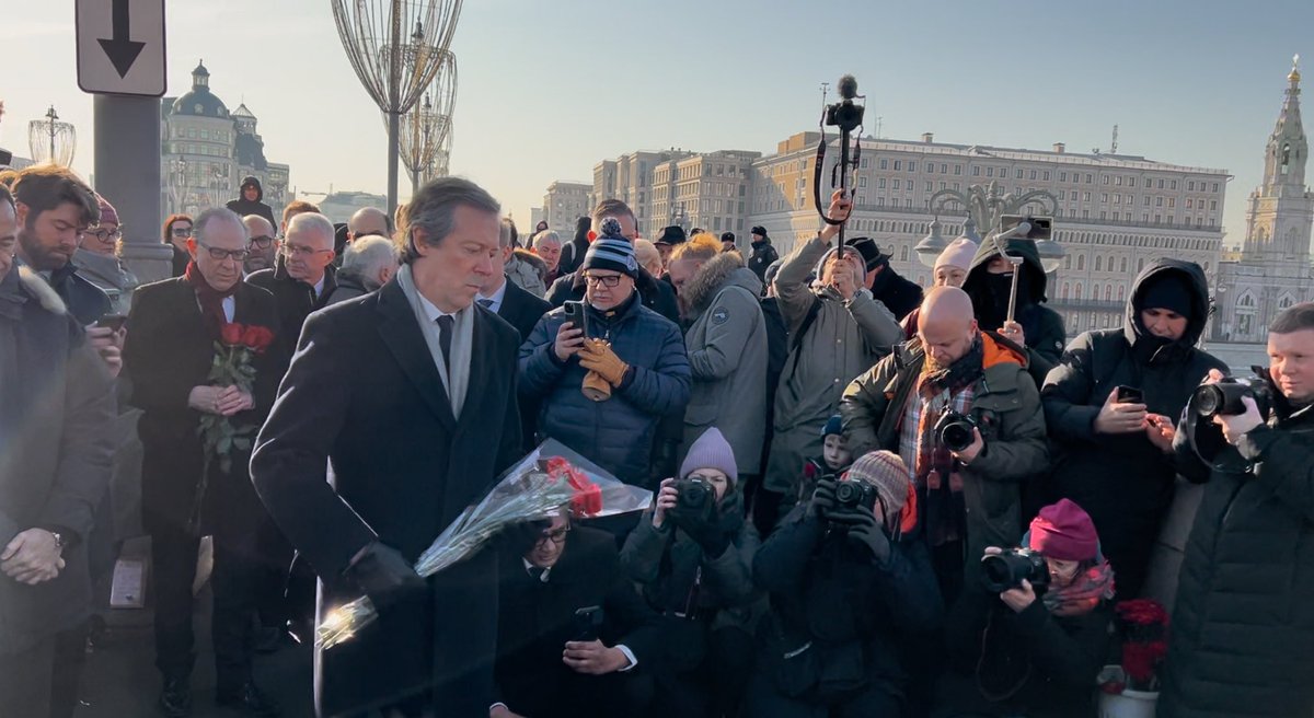 nexta_tv's tweet image. 🕯️ Tenth anniversary of Boris Nemtsov’s murder 

Exactly 10 years ago, on February 27, 2015, one of Russia’s opposition leaders, Boris Nemtsov, was shot dead in the heart of Moscow.

U.S., French, Italian, and German Ambassadors lay flowers at Boris Nemtsov's murder site.…