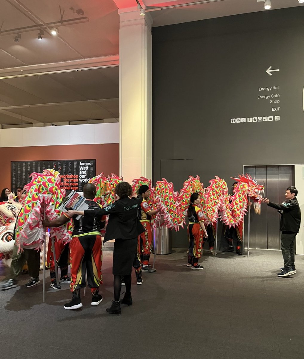 Would you like to be in charge of wrestling dragons into lifts and other such nonsense at <a href="/sciencemuseum/">Science Museum</a>?! Come and be our new Adults Programme Manager - deadline next Tuesday 3 March ce0111li.webitrent.com/ce0111li_webre…