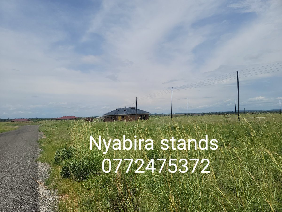SimbaTakawira2's tweet photo. @daddyhope Nyabira Rosewood Park.
Ready To Build.
Promotion 
*Size 300sqm
*35km from CBD
*service in progress- tarred roads,water
*zesa line.
*Cash price 8000usd. 
*Subdivision permit, developers Cession,flat land. 
WhatsApp or call
https://t.co/Nw9mf8eC64 https://t.co/PGEgJZucAv