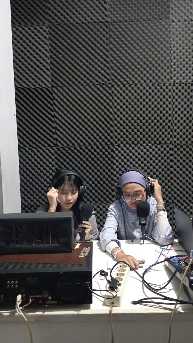 rindublueee's tweet image. Hai, Sobat Poros! 👋🏻

Mengatur kehidupan kuliah yang balance emang sulit, apalagi kalo join di berbagai organisasi. Meskipun sulit, kesempatan emas tidak akan datang dua kali. Jangan sampai kelewatan ya,  Sobat Poros! 🤩

@porosfm 
#POROSFM #SIMUL_KELOMPOKSUSULAN #POROSONAIR2025