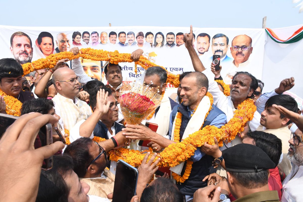 akhileshPdsingh's tweet image. आज AICC प्रभारी श्री @Allavaru जी के साथ मुजफ्फरपुर जाने के क्रम में कांग्रेस कार्यकर्ताओं व वहां के स्थानीय लोगों द्वारा श्री राहुल गांधी जी और कांग्रेस पार्टी के तरफ ये प्यार और समर्पण देख अभिभूत हूं।