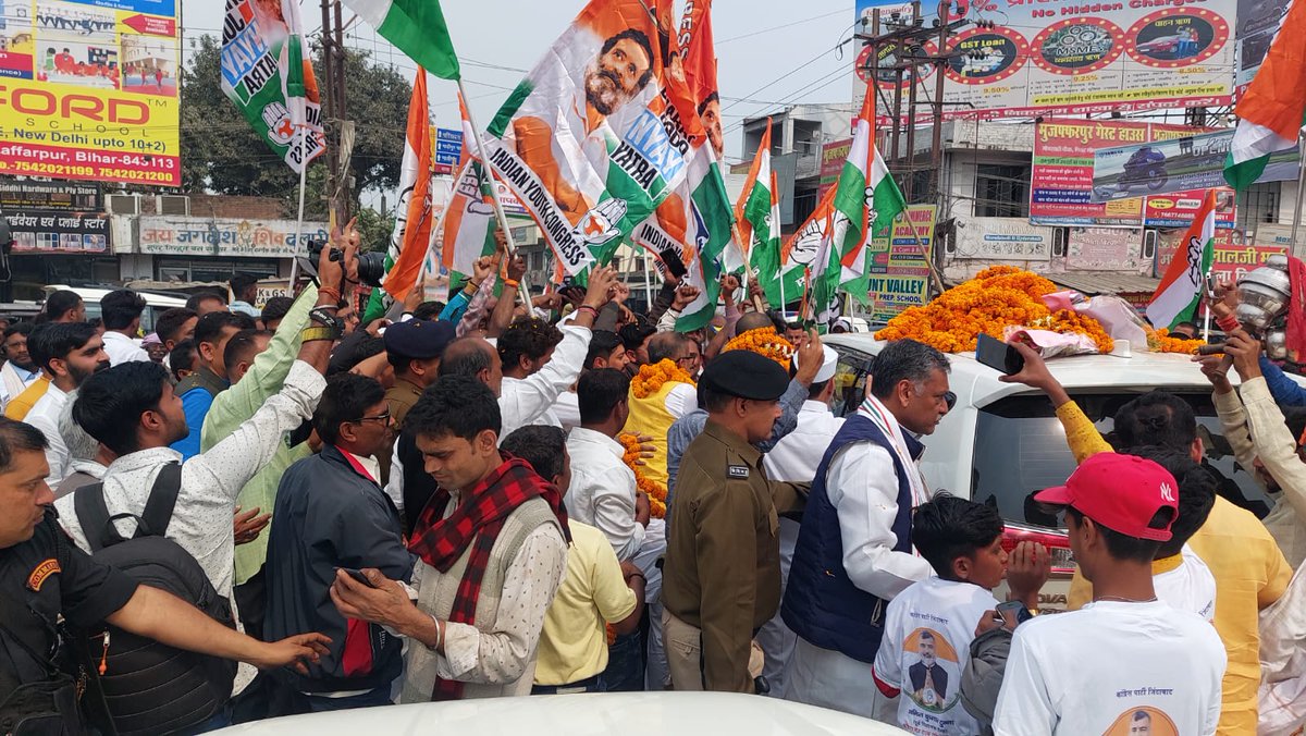 akhileshPdsingh's tweet image. आज AICC प्रभारी श्री @Allavaru जी के साथ मुजफ्फरपुर जाने के क्रम में कांग्रेस कार्यकर्ताओं व वहां के स्थानीय लोगों द्वारा श्री राहुल गांधी जी और कांग्रेस पार्टी के तरफ ये प्यार और समर्पण देख अभिभूत हूं।