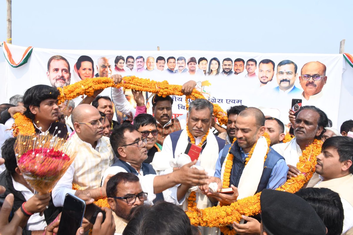 akhileshPdsingh's tweet image. आज AICC प्रभारी श्री @Allavaru जी के साथ मुजफ्फरपुर जाने के क्रम में कांग्रेस कार्यकर्ताओं व वहां के स्थानीय लोगों द्वारा श्री राहुल गांधी जी और कांग्रेस पार्टी के तरफ ये प्यार और समर्पण देख अभिभूत हूं।