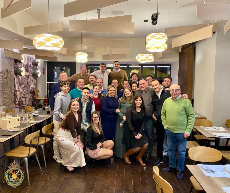 HdadEsperanza's tweet photo. #𝐀𝐜𝐭𝐮𝐚𝐥𝐢𝐝𝐚𝐝
𝐄𝐍𝐂𝐔𝐄𝐍𝐓𝐑𝐎 𝐂𝐎𝐍 𝐋𝐎𝐒 𝐏𝐑𝐄𝐆𝐎𝐍𝐄𝐑𝐎𝐒.

Anoche la Junta de Gobierno de nuestra Hermandad tuvo un emotivo encuentro con nuestros hermanos que pregonarán la Pasión, Muerte, Resurrección y Gloria de Nuestro Señor Jesucristo en Granada. https://t.co/TGRpYBFTAH