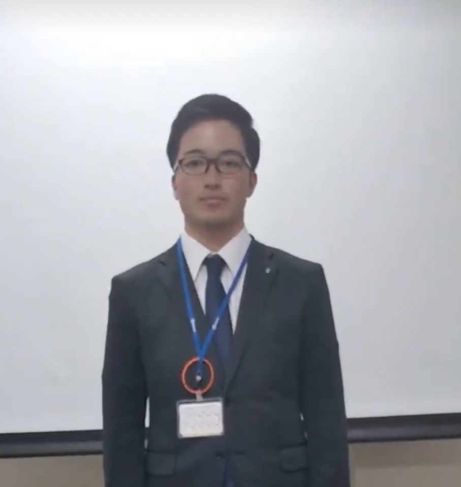 わいの新入社員の時の写真
すでに夢と希望と笑顔がない😂