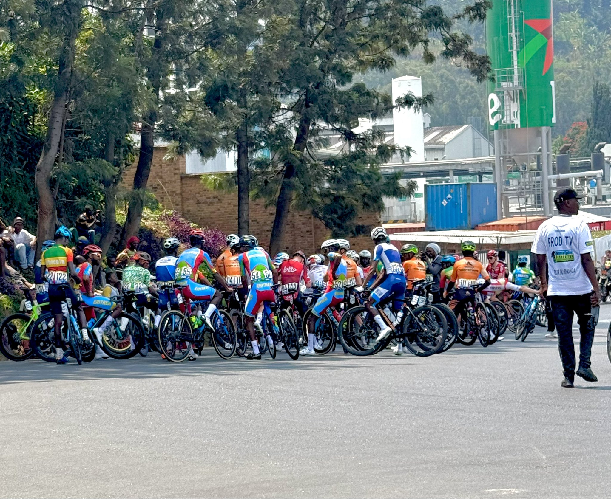 GkyO9h-X0AAgFob?format=jpg&name=large