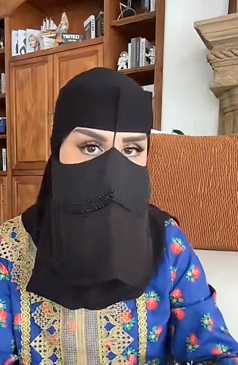 عيون #هند_القحطاني تقاربت مرة يوم لبست البرقع  طلعت كنها angry bird😂😂

مسكينة 
قلة المحتوى أوصلت حالها لقلة القيمة

تدور الريال في مقفى الكلب