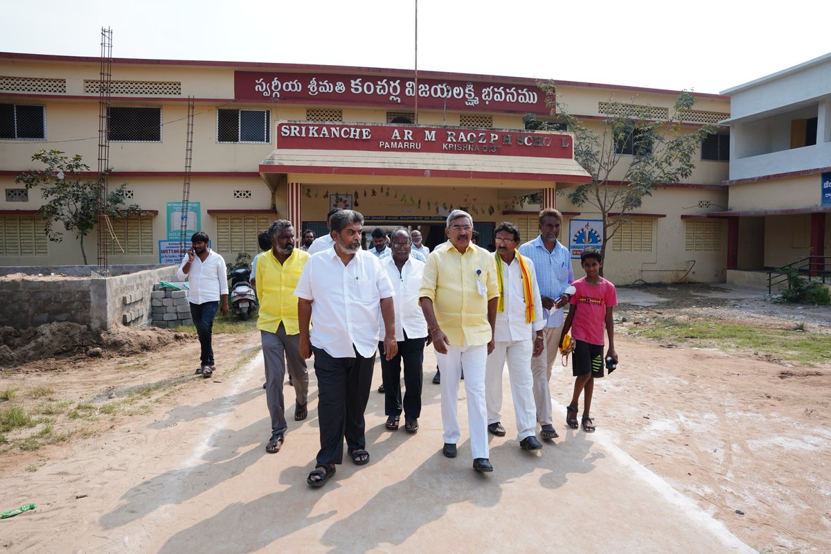 AlapatiRaja_TDP's tweet photo. గ్రాడ్యుయేట్ ఎమ్మెల్సీ ఎన్నికల పోలింగ్ సందర్భంగా పామర్రు నియోజకవర్గంలో శ్రీ కంచెర్ల విజయలక్ష్మి Z P H స్కూల్ పోలింగ్ కేంద్రాన్ని పరిచిలించడం జరిగింది. అందరు తమ ఓటును తప్పక వినియోగించుకోవాలని కోరాను.

#AlapatiRajendraPrasad #MeeRajendraPrasad #AlapatiRaja #MLC #Graduateelections #kutami #meealapatiraja