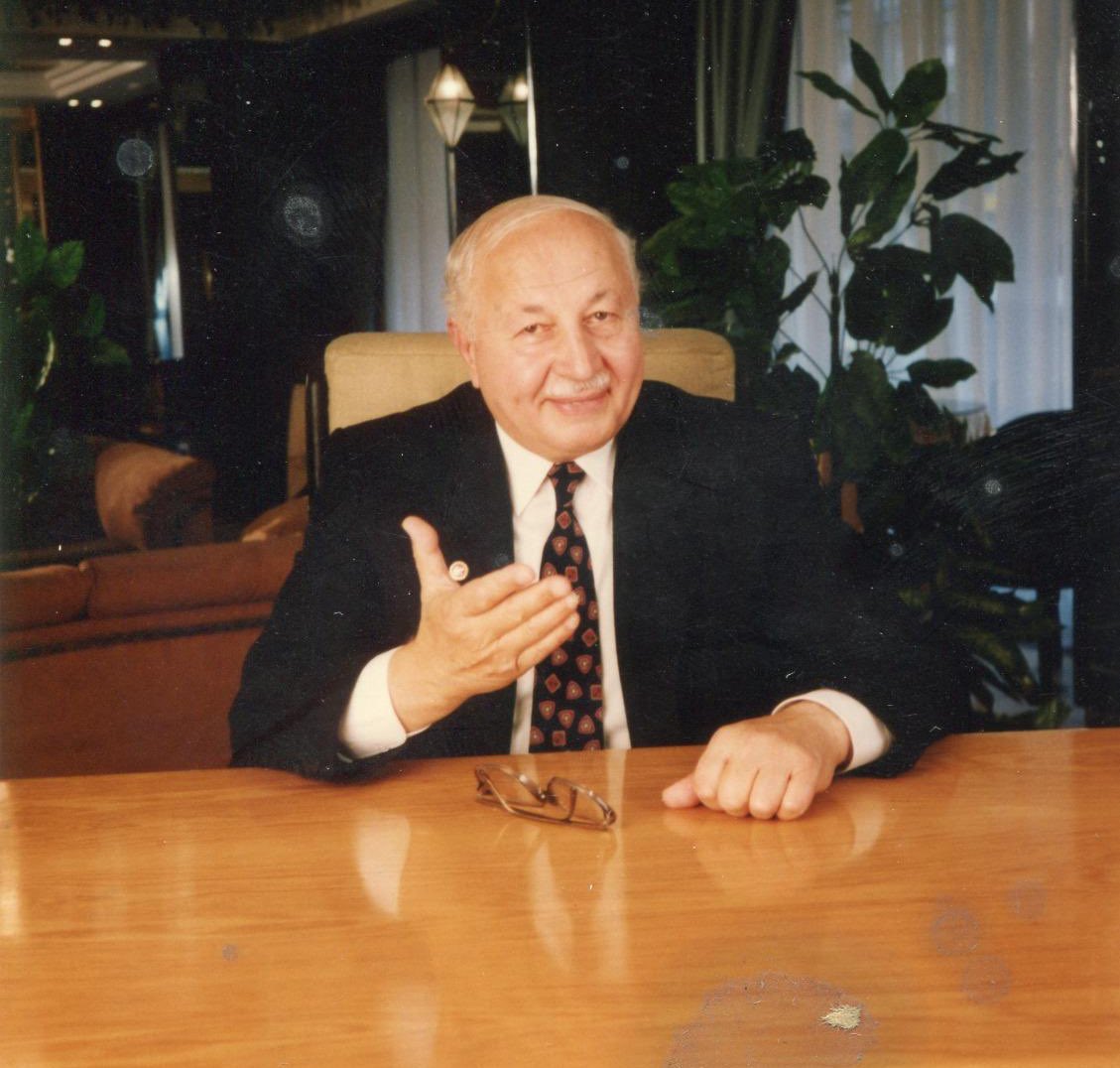 Merhum Liderimiz Prof. Dr. Necmettin Erbakan’ı aramızda ayrılışının 14.yılında rahmet, minnet ve özlemle anıyorum. 

Bütün ömrü bir mücadele destanıydı. 

Emperyalizmin üretim araçlarını, siyaset mekanizmalarını ele geçirerek kurduğu güç saltanatını yıkmak için yola çıktı.