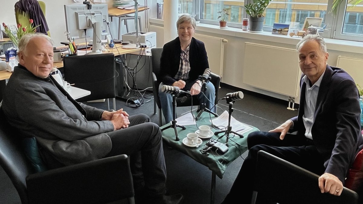 «Führt die Krise der deutschen Autoindustrie zur Senkung der Umweltziele?» - meine neuste DEBATTE ZU DRITT mit <a href="/JTrittin/">Jürgen Trittin</a>, dem früheren Umweltminister und Heike van Hoorn, Leiterin des Deutschen Verkehrsforums.

van Hoorn plädiert für Flexibilität der Umweltziele: "Die Frage ist